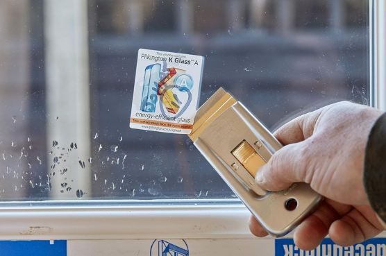 🪒 Stanley Glasschaber mit schiebbarer & fixierbarer Klinge für 3,89€ (statt 9€)