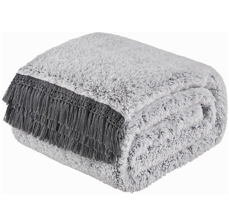😌 EMME Sherpa Kuscheldecke mit Quasten (150×200) für 19,19€ (statt 26€)