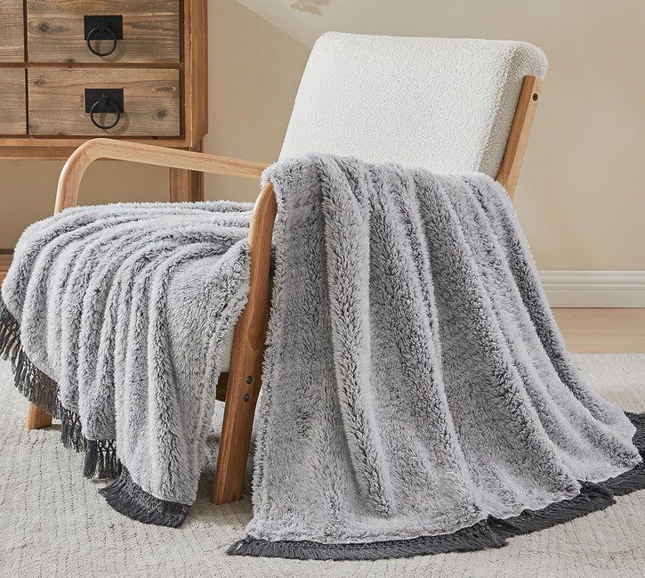 😌 EMME Sherpa Kuscheldecke mit Quasten (150x200) für 19,19€ (statt 26€)