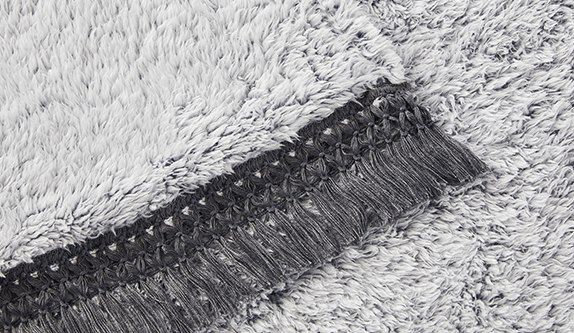 😌 EMME Sherpa Kuscheldecke mit Quasten (150x200) für 19,19€ (statt 26€)