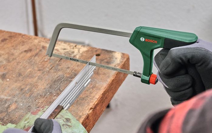 🪚 Bosch Mini Bügelsäge mit Bimetall Sägeblatt, 150mm für 8,27€ (statt 12€)