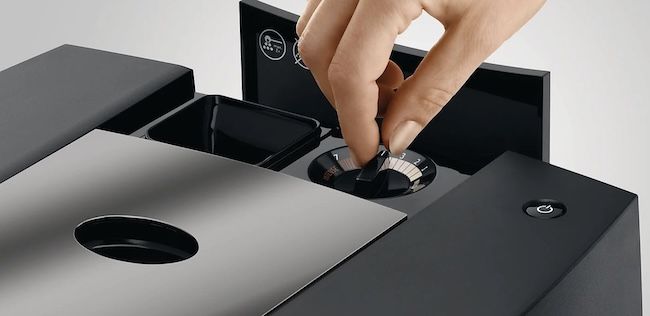 ☕️ JURA J10 Kaffeevollautomat mit Cold Brew & Sweet Foam für 1.377,32€ (statt 1.589€)