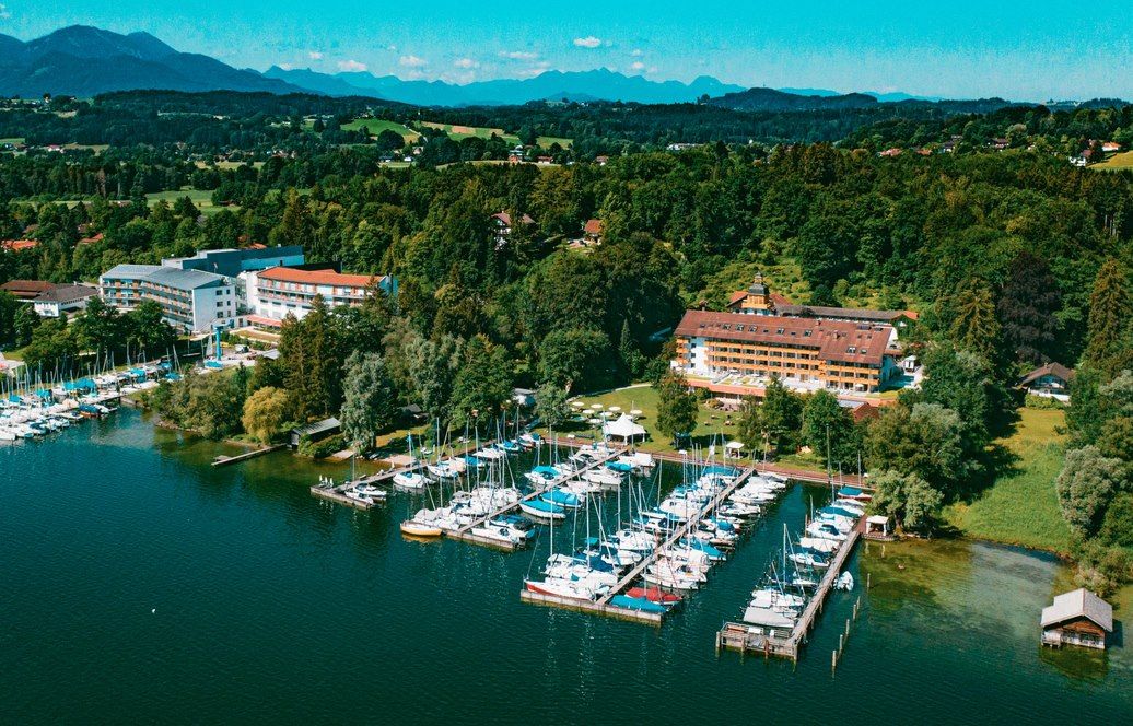 ⛵ 5 ÜN im 4* Yachthotel Chiemsee inkl. HP & Wellness für 444€ p.P.