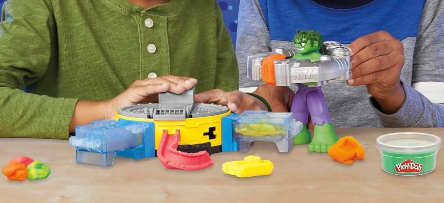 🚸 Play Doh Marvel Hulk Quetsch  & Schmetterspaß Set für 10,49€ (statt 19€)