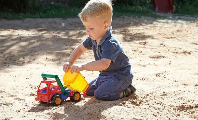 🚛 Lena Aktive LKW Kipper mit 27cm & Haltegriff für 11,14€ (statt 15€)