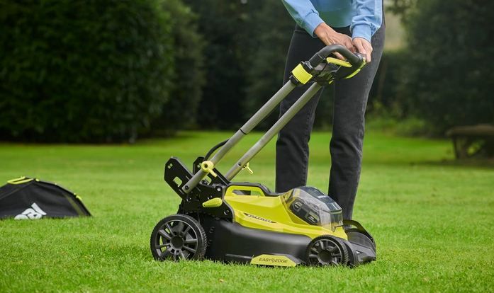 🏡 Ryobi RY18LMX40C 240 ONE+ Akku Rasenmäher, 40cm inkl. Akkus für 328,99€ (statt 400€)