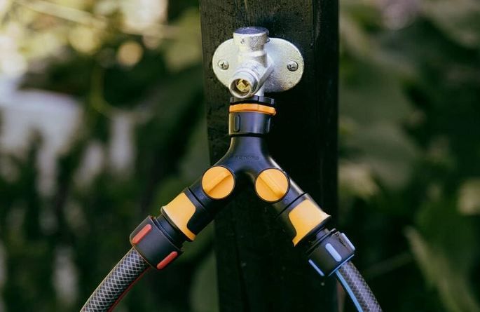 🏡 Fiskars Multi 2 Wege Ventil für drei Gewindegrößen für 11,99€ (statt 16€)