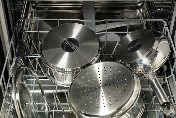 Amazon Basics 11 tlg. Topf  und Pfannenset für 102,37€ (statt 115€)