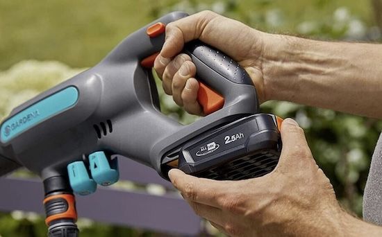 🔋 Gardena Starter Kit mit 2,5 Ah Akkus + Ladegerät (14906 20) für 56,94€ (statt 66€)