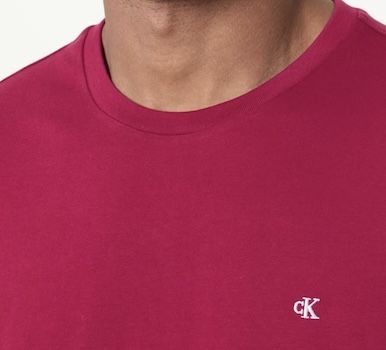 👕 Calvin Klein Classic Monogram Tee T Shirt in Rote Beete ab 11,47€ (statt 24€)