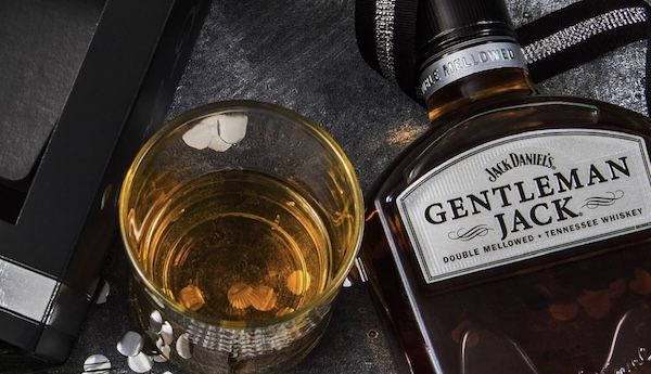 🥃 Jack Daniels Gentleman Jack Geschenkset mit Tumbler für 22,99€ (statt 28€)