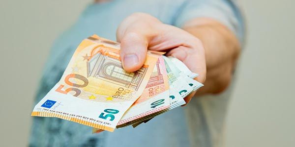 💵 1.000 € Bonus vom Arbeitgeber: Wer jetzt steuerfrei extra Geld bekommen kann