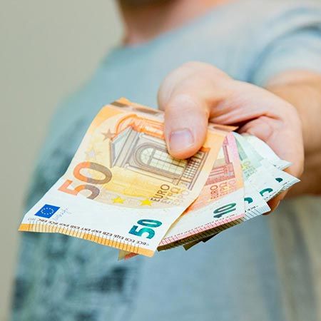 💵 1.000 € Bonus vom Arbeitgeber: Wer jetzt steuerfrei extra Geld bekommen kann