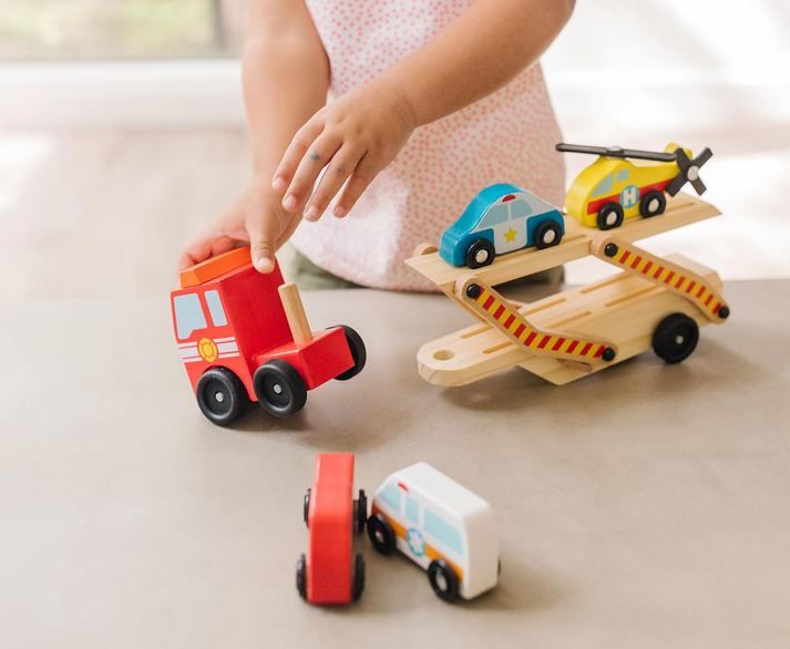 🚗 Melissa & Doug Holz Autotransporter Set, 6 tlg. für 15,39€ (statt 22€)
