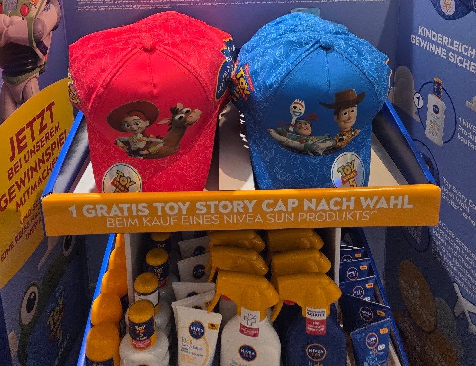 dm: Nivea Sun Produkt kaufen, Kindercap im Toy Story 5 Style gratis dazu