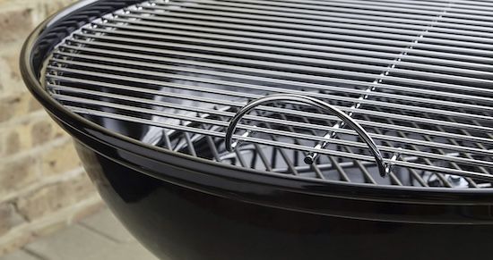 🥩 Weber Compact Kettle Holzkohlegrill (57 cm) mit Stand und Rädern für 101,70€ (statt 123€)