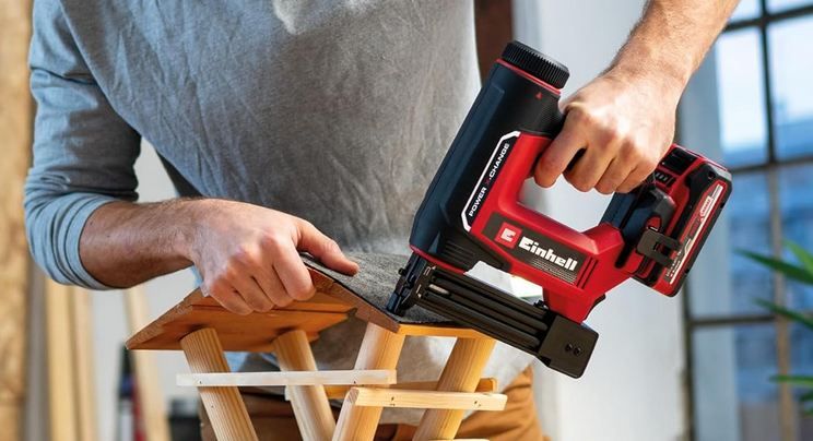 🧰 Einhell TE CN 18/32 Akku Nagler & Tacker inkl. 300 Nägel/Klammern für 82,56€ (statt 89€)