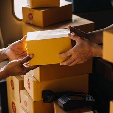 📦 DHL schafft Bargeld-Zwang ab: Pakete bald per Karte an der Haustür bezahlen