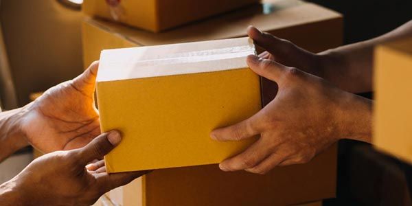 📦 DHL schafft Bargeld Zwang ab: Pakete bald per Karte an der Haustür bezahlen