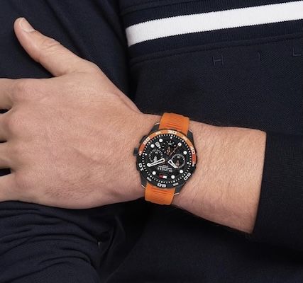 🧡 Tommy Hilfiger Analoguhr in Orange für 97,61€ (statt 120€)