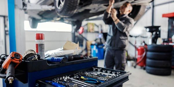 🧑🏻‍🔧 Werkstatt-Schock: Autoreparatur so teuer wie nie – bei der Versicherung kann noch gespart werden 🧑🏻‍🔧 Werkstatt Schock: Autoreparatur so teuer wie nie – bei der Versicherung kann noch gespart werden