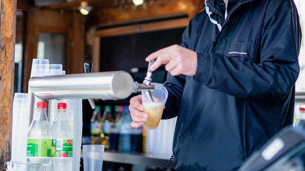 Holstein Kiel vs. Dynamo Dresden   Freibier & Wasser für Stadionbesucher vor dem Spiel zwischen 18.30 bis 19.30 Uhr