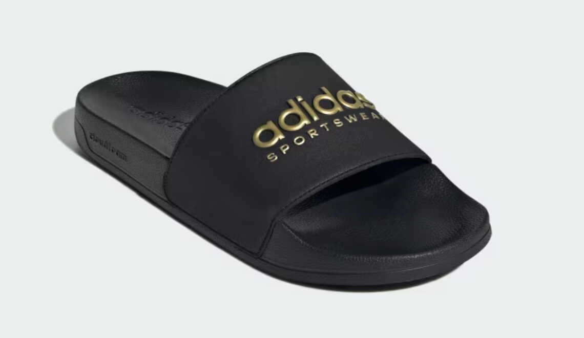 adidas Shower Adilette Badesandale in Core Black Matte Gold für 15,90€ statt 20,80€
