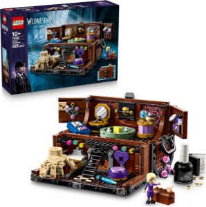 LEGO 76785 Wednesday - Die Wohnung des Eiskalten Händchens für 48,99€ statt 58,90€ LEGO 76785 Wednesday   Die Wohnung des Eiskalten Händchens für 48,99€ statt 58,90€