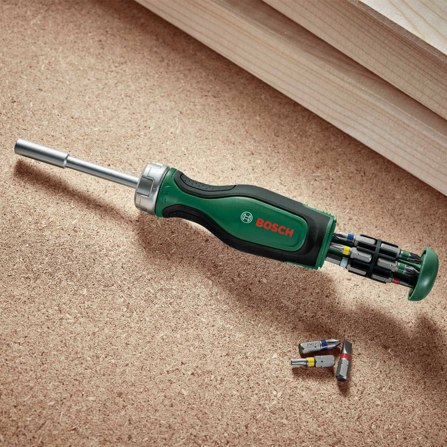 Bosch Ratschenschraubendreher mit Bit Magazin, 12 teilig (mit hohem Drehmoment; 12 Bits) für 13,99€ PVG 20,29€ 