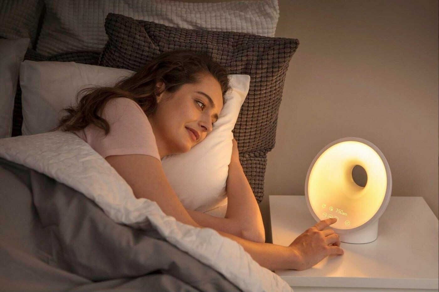 Philips Sleep & Wake up Light, farbige Sonnenaufgangssimulation, 25 Lichtstärken für 159,99€ statt 199,99€ 