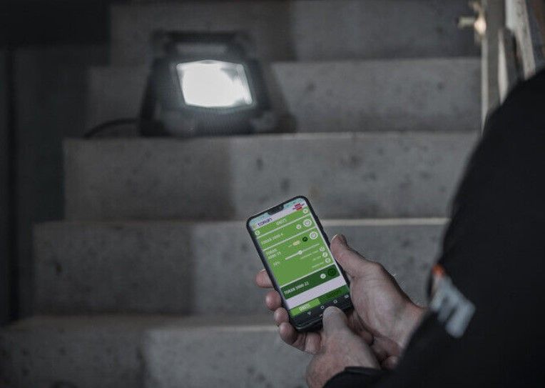 brennenstuhl® - Mobiler Bluetooth LED Strahler TORAN 3000 MB / LED Baustrahler 30W für außen (LED Arbeitsstrahler mit Steuerung per App, 5m Kabel, 3000lm, IP55