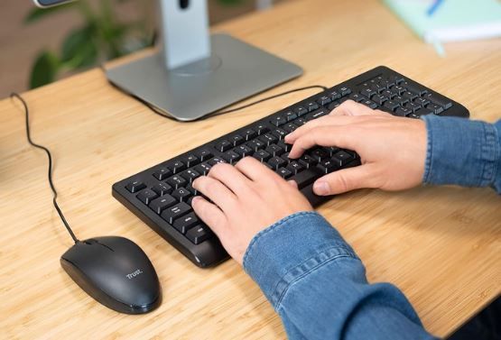 Trust Taro Tastatur – Spanisches QWERTY-Layout, Leise & Auslaufsicher Für PC & Laptop