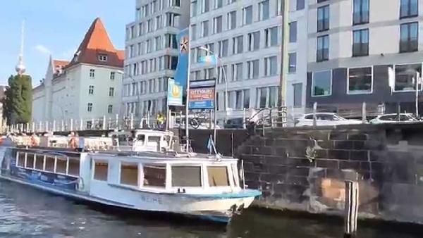 Berlin: Sightseeing-Bootstour auf der Spree + Hotel mit Frühstück ab 49€ p.P. Berlin: Sightseeing Bootstour auf der Spree + Hotel mit Frühstück ab 49€ p.P.