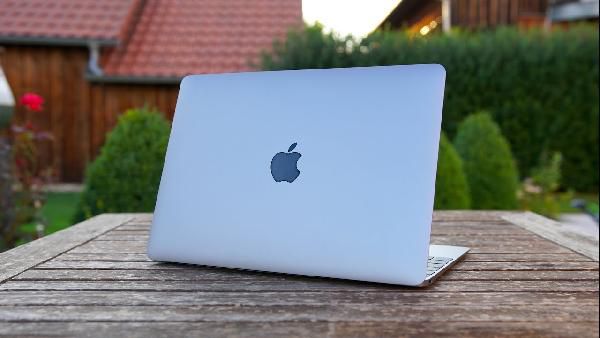 Apple MacBook Air 13.3 Apple MacBook Air 13.3 mit 128 GB SSD, 8 GB RAM für 769€ (statt 839€)
