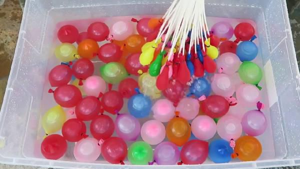 222 (oder mehr!) bunte Wasserbomben mit Füllstutzen für 3€ 222 (oder mehr!) bunte Wasserbomben mit Füllstutzen für 3€