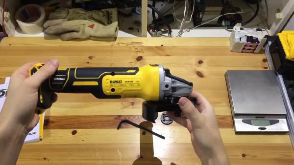 DeWalt DCG 405 N - 18V Akku Winkelschleifer 125mm + 1x Akku 4Ah für 199,95€ (statt 228€) DeWalt DCG 405 N 18V Akku Winkelschleifer 125mm + 1x Akku 4Ah für 199,95€ (statt 228€)