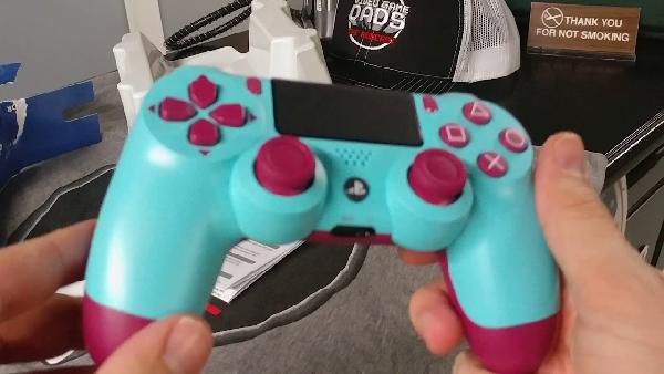 Ausverkauft! PlayStation 4 DualShock 4 Wireless Controller in Ausverkauft! PlayStation 4 DualShock 4 Wireless Controller in Berry Blue für 39,70€ (statt 59€)