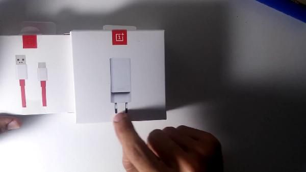 OnePlus Ladegerät inkl. USB-Type-C Kabel für 14,70€ OnePlus Ladegerät inkl. USB Type C Kabel für 14,70€