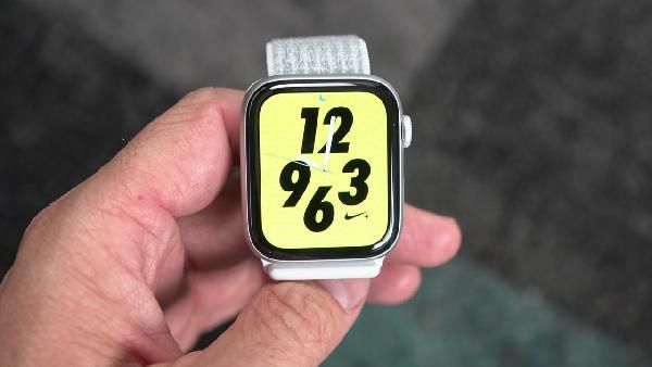 Apple Watch Series 4 LTE 40mm Silber mit Sportarmband für 441,83€ (statt 499€) Apple Watch Series 4 LTE 40mm Silber mit Sportarmband für 441,83€ (statt 499€)