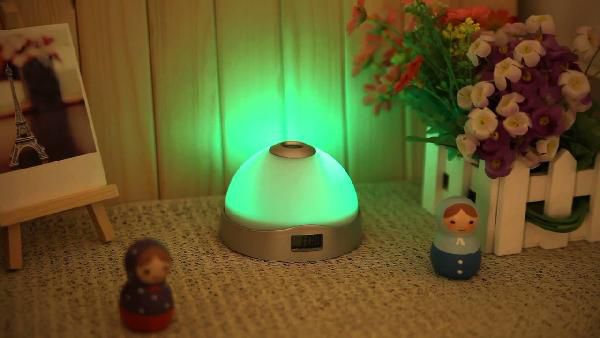 LED Projektionslicht mit Uhr für 3,69€ LED Projektionslicht mit Uhr für 3,69€