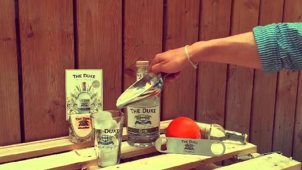 The Duke Gin Geschenkset mit Steinkrug (0,7 l, 45 Vol.-%) für 25,99€ (statt 40€) The Duke Gin Geschenkset mit Steinkrug (0,7 l, 45 Vol. %) für 25,99€ (statt 40€)