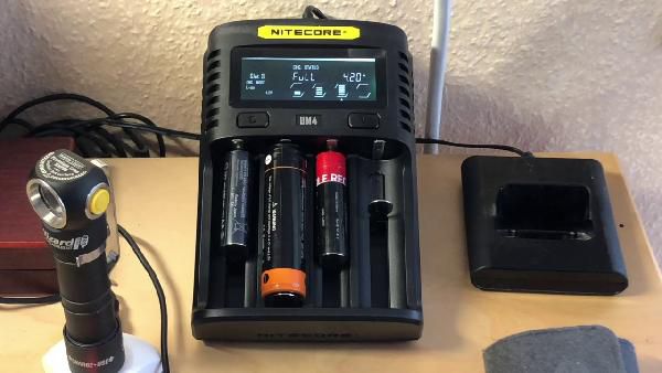 Nitecore UM4 - intelligentes Ladegerät mit 4 Schächten für 19,17€ Nitecore UM4 intelligentes Ladegerät mit 4 Schächten für 19,17€