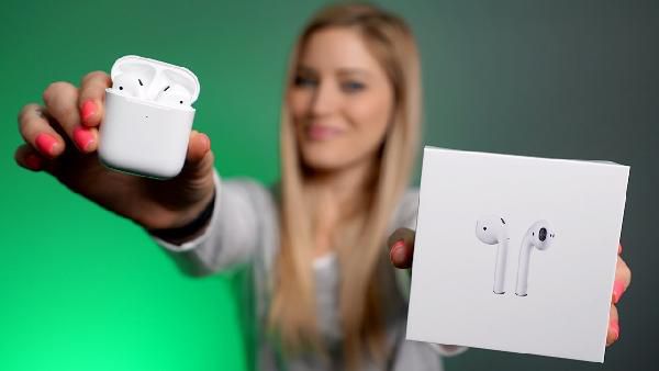 Apple AirPods 2 (2. Gen) mit zusätzlichem kabellosen Ladecase für 175,89€ (statt 203€) Apple AirPods 2 (2. Gen) mit zusätzlichem kabellosen Ladecase für 175,89€ (statt 203€)