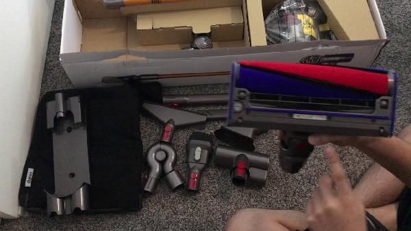 Dyson V8 Carbon Fiber + Bürste, Düsen, Schlauch und Tasche für 429€ (statt 463€) Dyson V8 Carbon Fiber + Bürste, Düsen, Schlauch und Tasche für 429€ (statt 463€)
