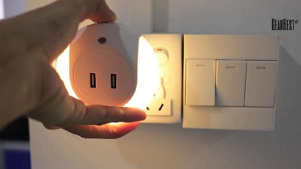 LED-Nachtlicht mit 2 USB-Ports für 6,66€ (US-Stecker) LED Nachtlicht mit 2 USB Ports für 6,66€ (US Stecker)
