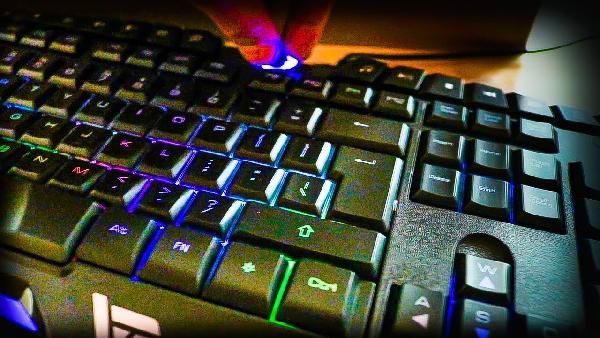 VICTSING Gaming Tastatur mit RGB Beleuchtung & vielen Extras für 19,99€ (statt 25€) VICTSING Gaming Tastatur mit RGB Beleuchtung & vielen Extras für 19,99€ (statt 25€)