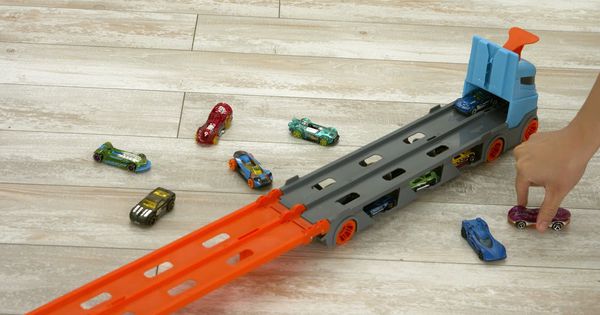 Hot Wheels HGH33 2-in-1 Rennbahn-Transporter für 25,69€ (statt 34€) | Spielzeugautos & Fahrzeuge