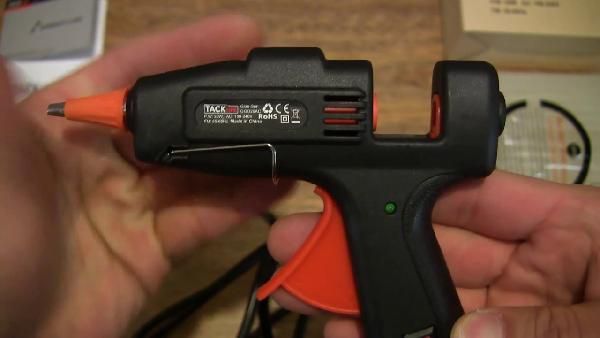 Tacklife GGO20AC 20W Heißklebepistole mit 50 Klebesticks für 6,99€ Tacklife GGO20AC 20W Heißklebepistole mit 50 Klebesticks für 6,99€